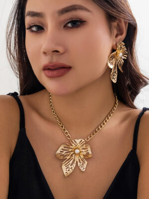 Big Flower Pendant Choker Necklace – Gold